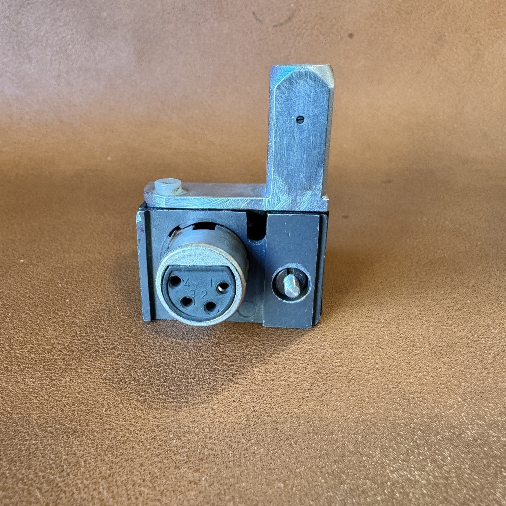 [K30403] Arriflex SR1/2 Battery Adapter